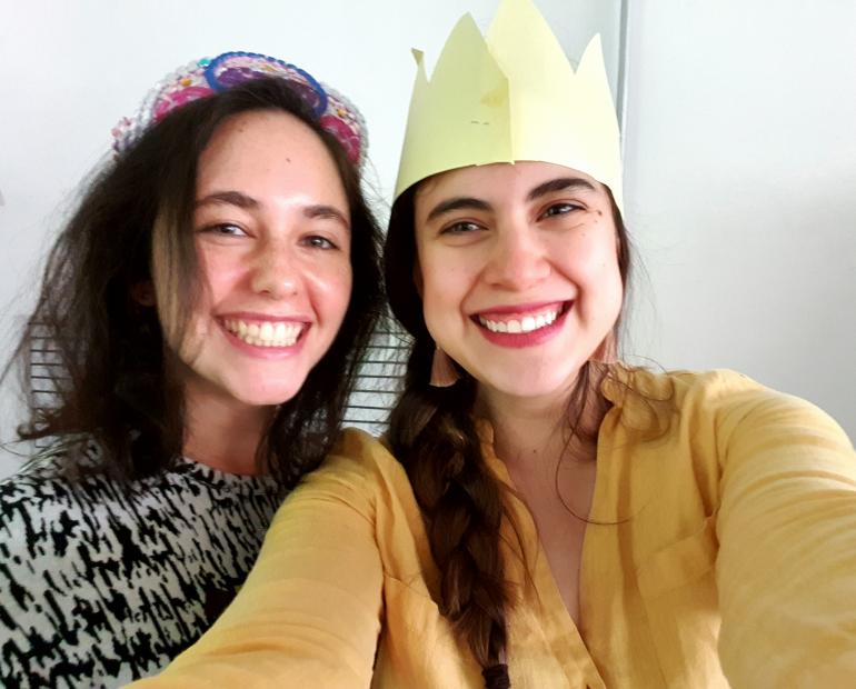Foto de dos maestras después de dar su clase juntas