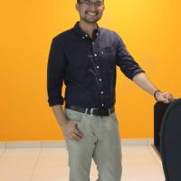 Hombre con camisa azul y pantalón café