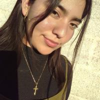 Una foto mía, cabello negro y largo sonriendo. 