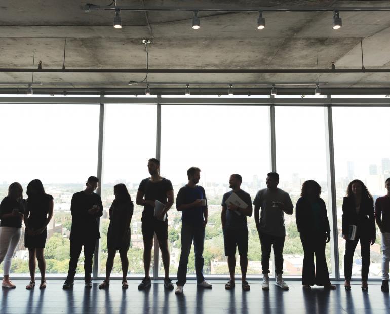 Jóvenes en una oficina con vistas.