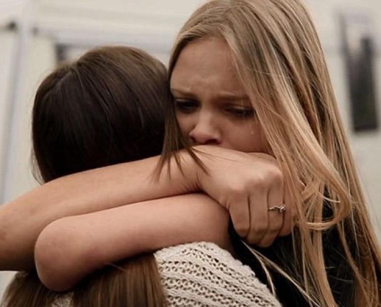 Dos mujeres llorando y abrazándose