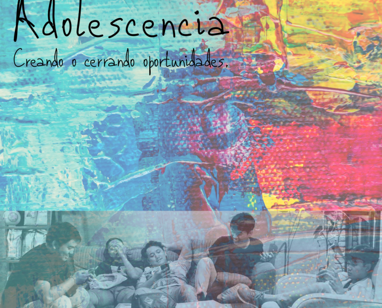Jóvenes con colores vibrantes sonriendo y compartiendo juntos